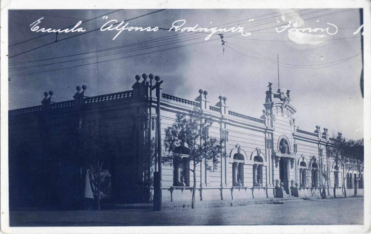 Primer edificio de la Escuela Alfonso Rodríguez. Colección de postales del arquitecto Antonio Méndez Vigatá.


