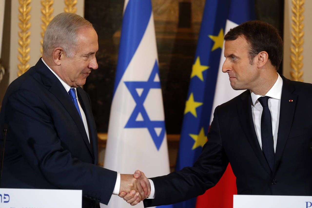 Encuentro. Emmanuel Macron (Der.) recibió a Benjamin Netanyahu ayer en París. (EFE)