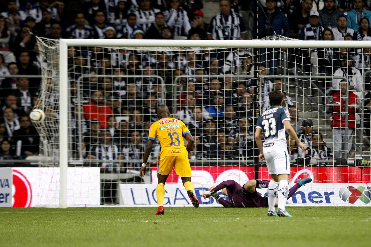 Hugo González pudo haber hecho más en el primer gol de los felinos. (Notimex)