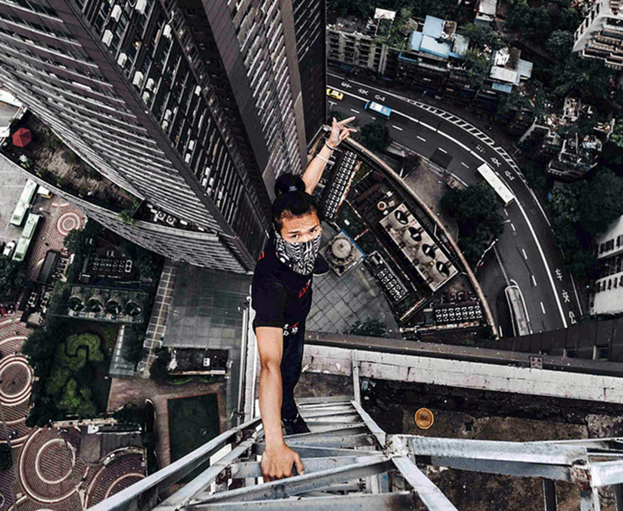 Wang era conocido por ser un escalador de edificios y por realizar acrobacias en las alturas, sin protección.
