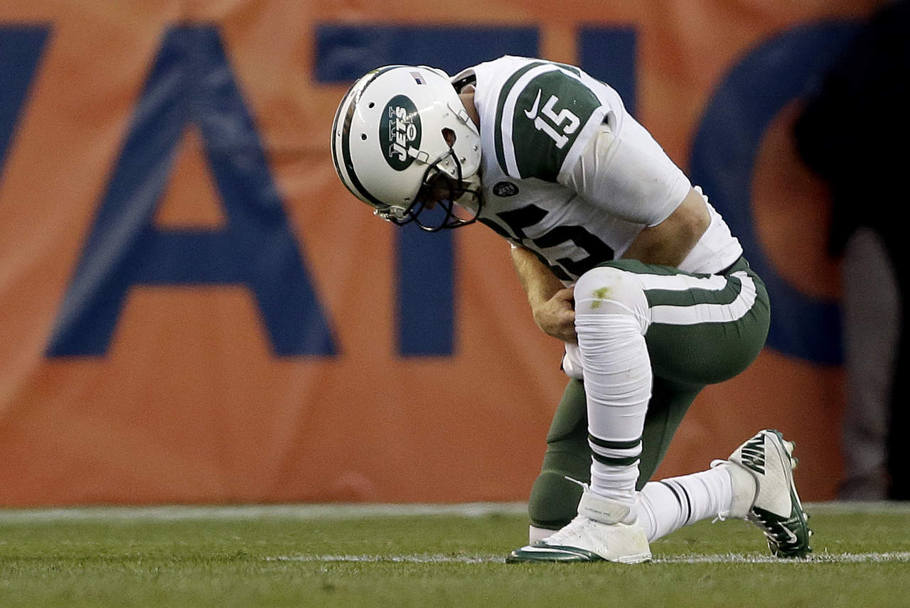 Josh McCown se fracturó la mano en el juego del domingo ante los Broncos de Denver. (AP)