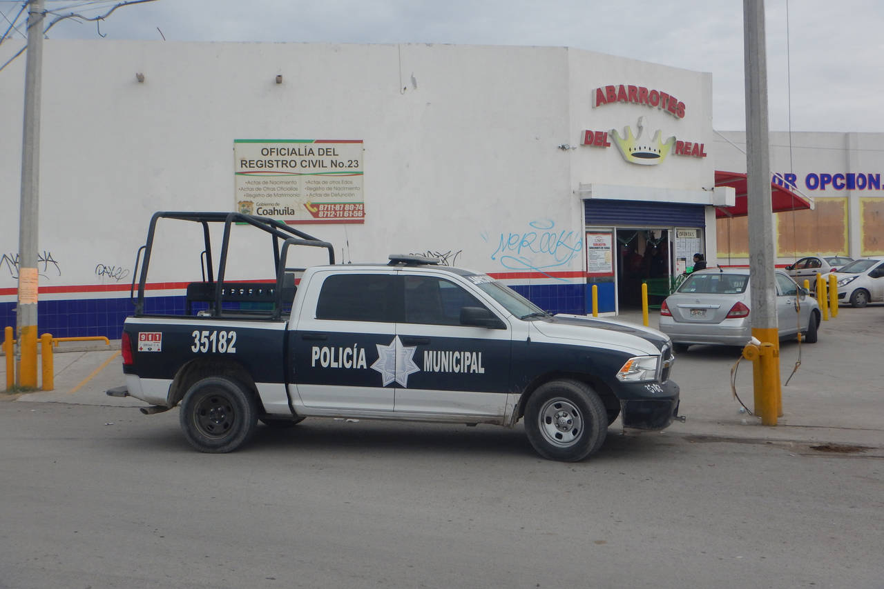 Delito. Sujetos armados asaltaron un centro comercial ubicado en la colonia Jardines Universidad de Torreón.