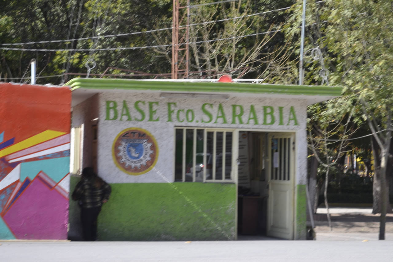 Cierre del año. Taxistas de la base Sarabia de Lerdo esperan cerrar con aumento de trabajo. (EL SIGLO DE TORREÓN)