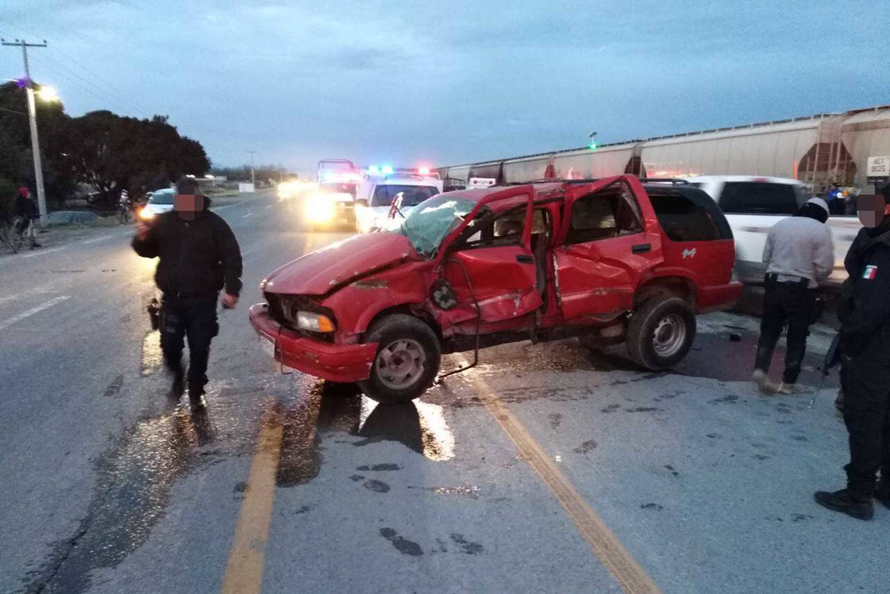 Choque. Conductor intenta ganarle el paso al tren y sufren aparatoso accidente, hay dos lesionados. (EL SIGLO DE TORREÓN)