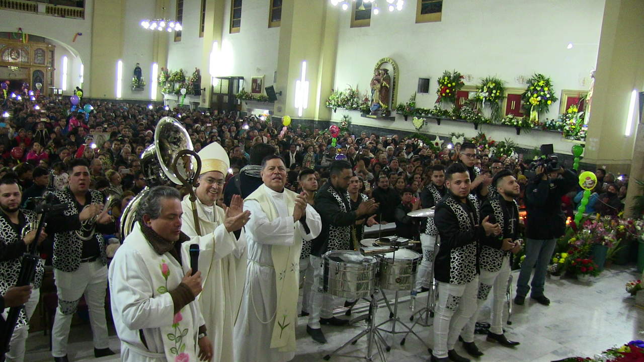 La misa de ‘gallo’ fue encabezada por el nuevo Obispo de Torreón Monseñor Luis Martín Barraza. (EL SIGLO DE TORREÓN/ERICK SOTOMAYOR)