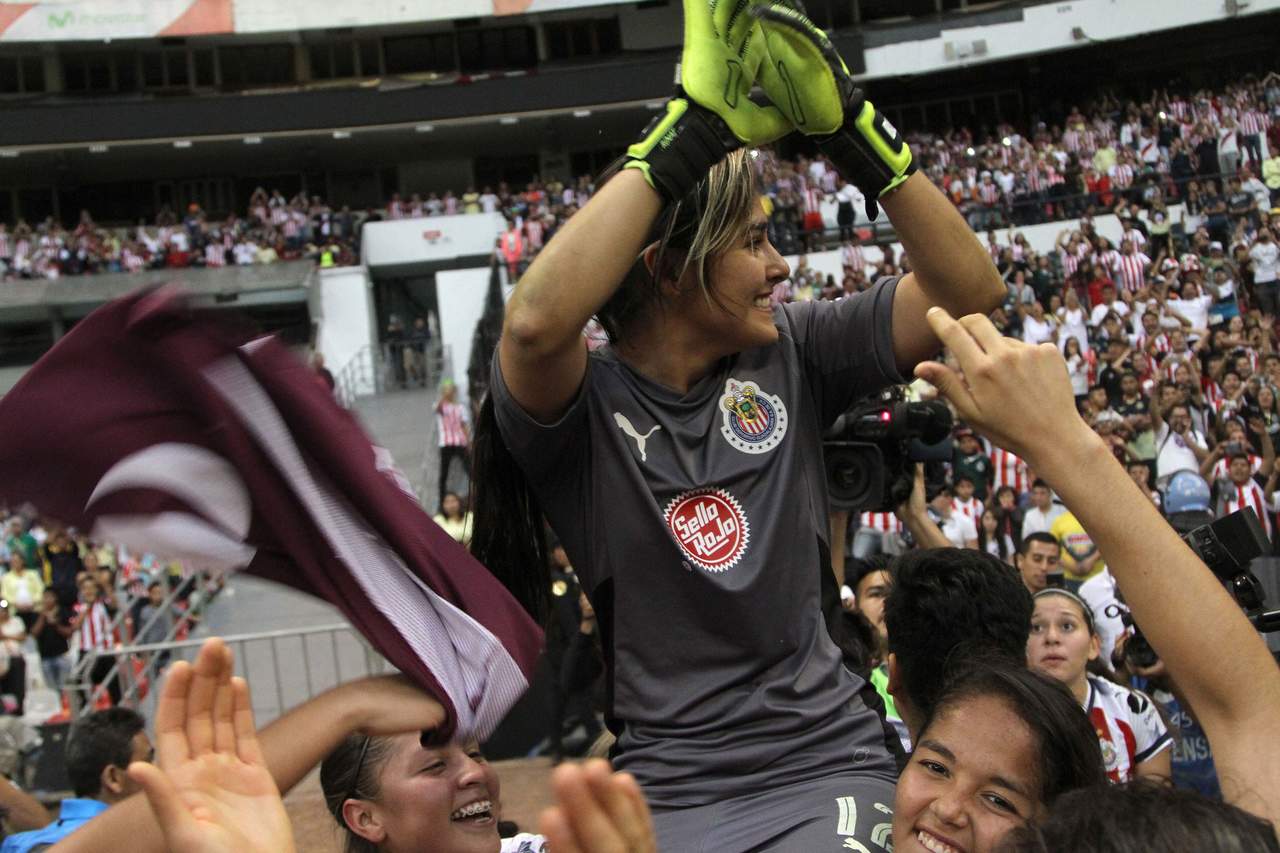 Blanca se volvió toda una revelación para el futbol femenil en México luego de sus grandes actuaciones con las Chivas de Guadalajara, con quienes fue campeona de la primera temporada de la Liga MX Femenil. (ARCHIVO)