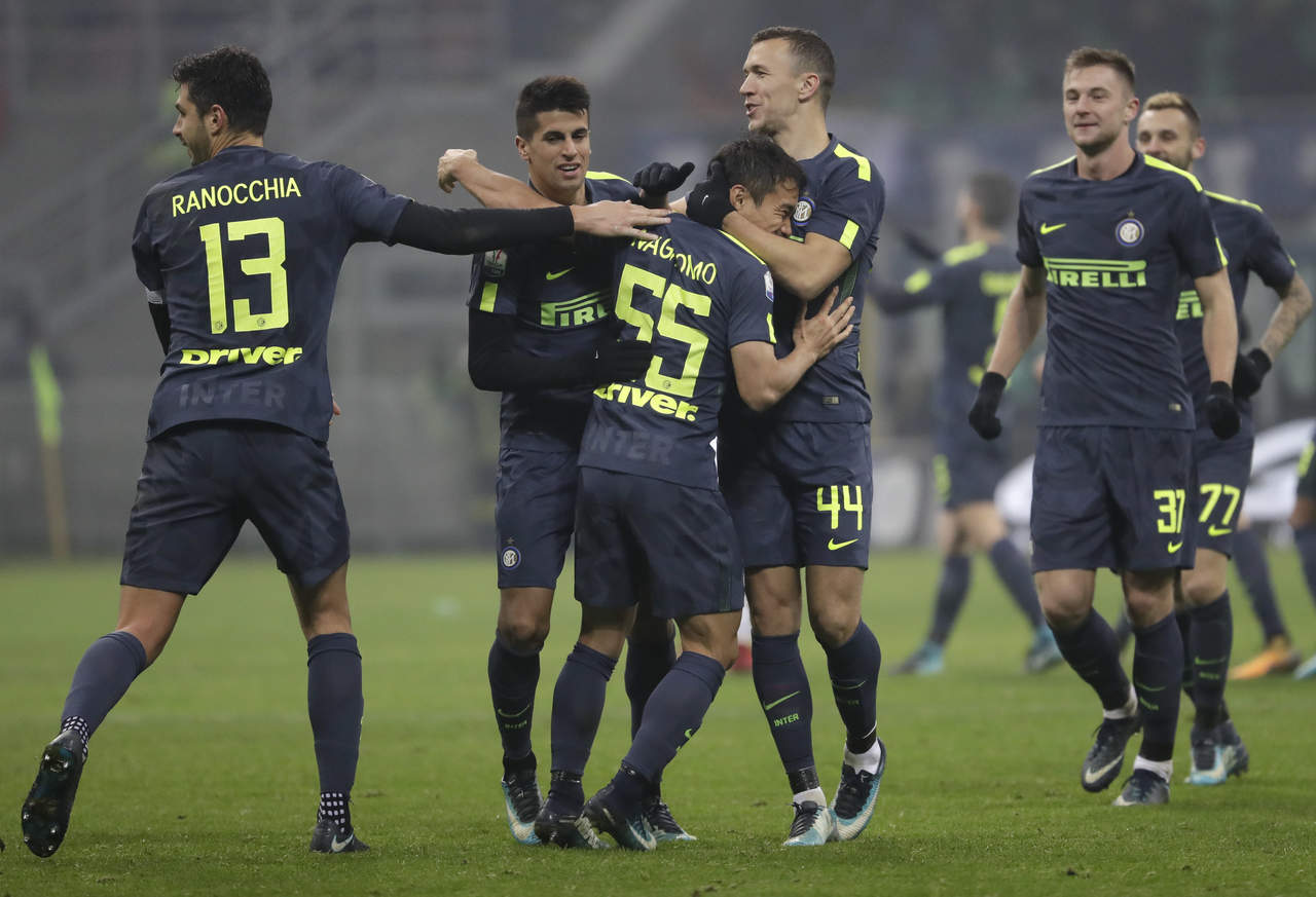 Los jugadores del Inter celebran con Yuto Nagatomo, quien anotó el penal de la victoria. (AP)
