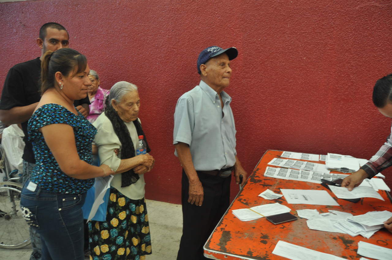 Se externó una invitación a todos los beneficiarios de este programa en el municipio de Gómez Palacio, para que se presenten en el horario y día citado en la misma fila, sólo que en la nueva fecha ya señalada. (ARCHIVO)