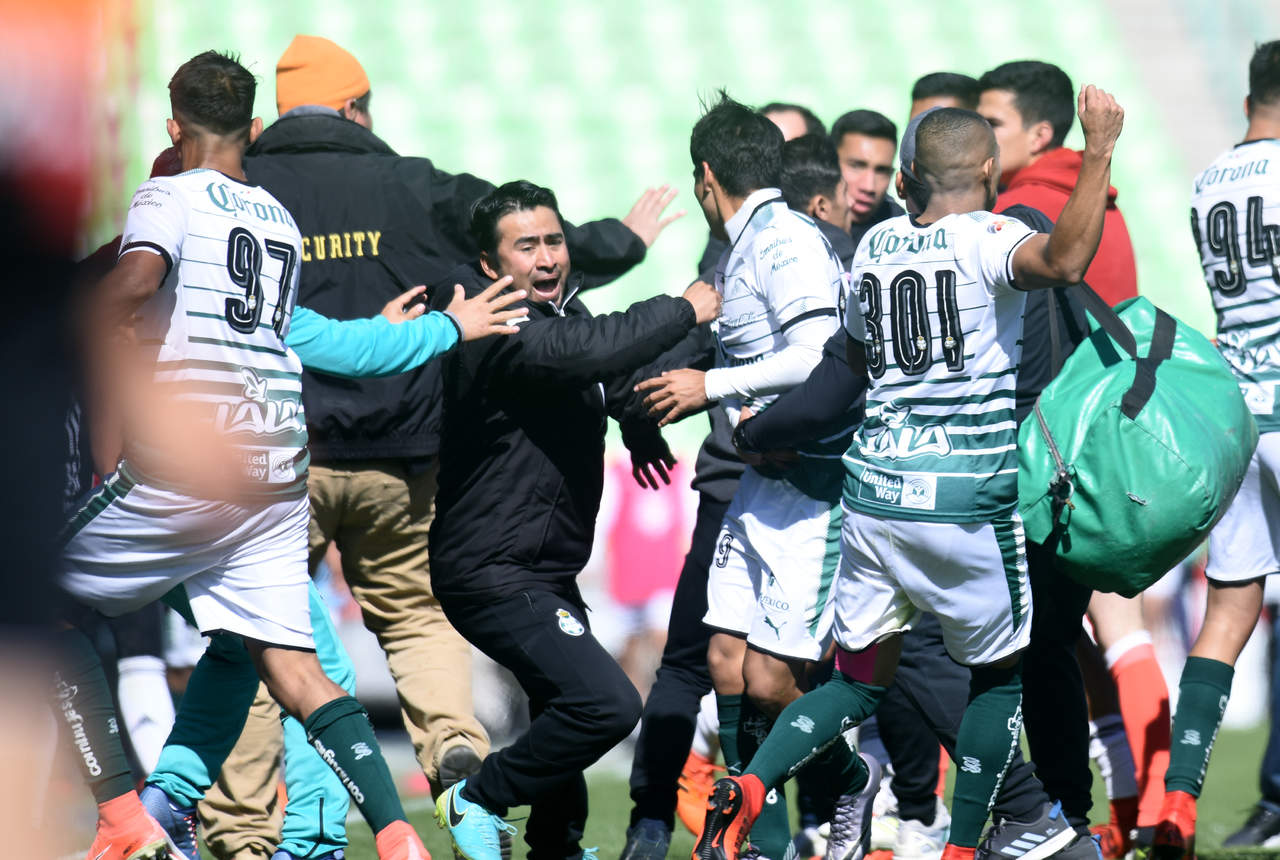 Los jugadores de Santos y Atlas de la Sub-20 se enfrascaron en una pelea tras la final disputada el sábado en el Estadio Corona. (Jesús Galindo)