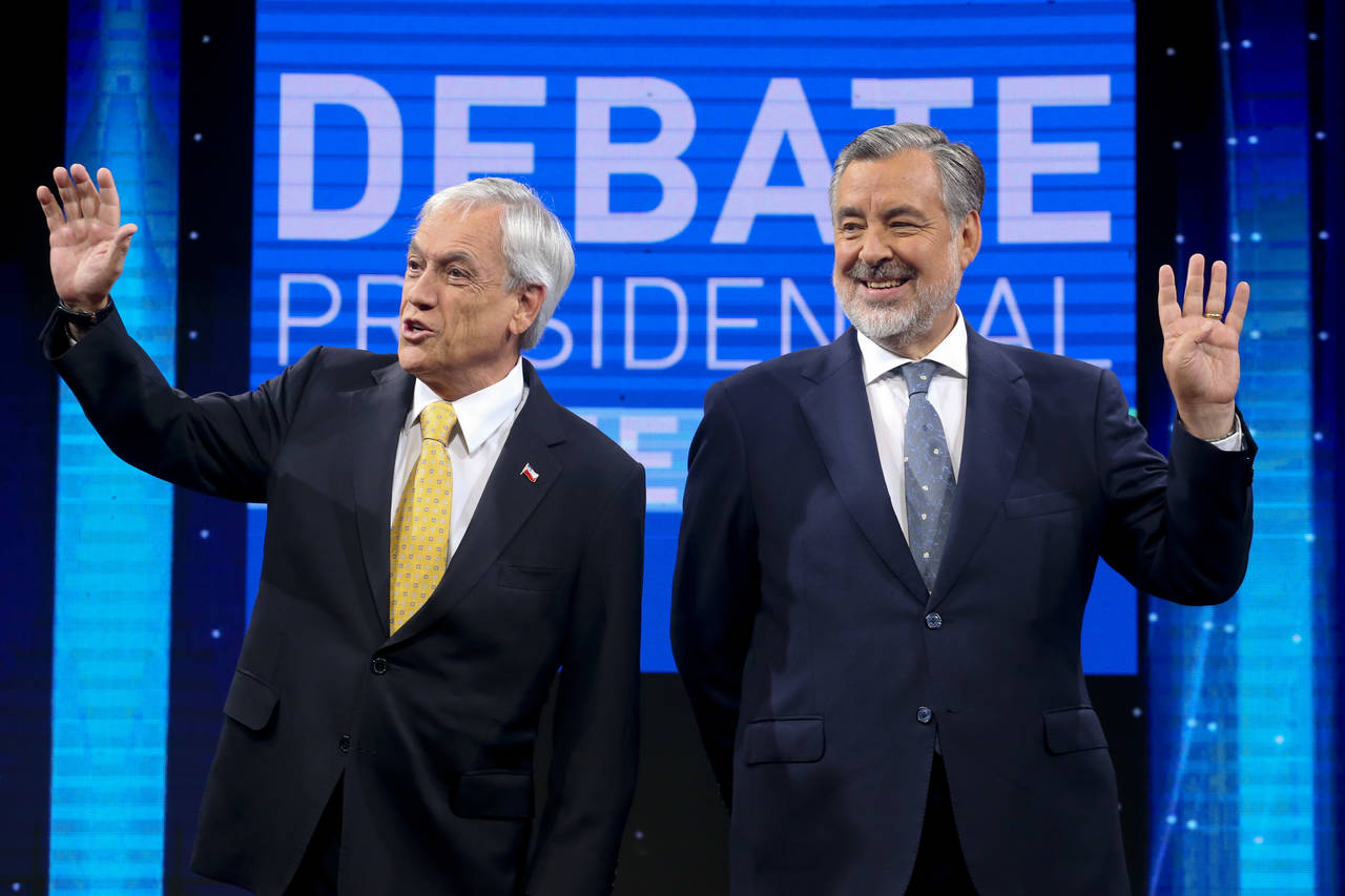 Debate. Los candidatos a la presidencia de Chile, Sebastián Piñera y Alejandro Guillier, aprovecharon el último cara a cara electoral rumbo a los comicios  del próximo domingo. (AP)