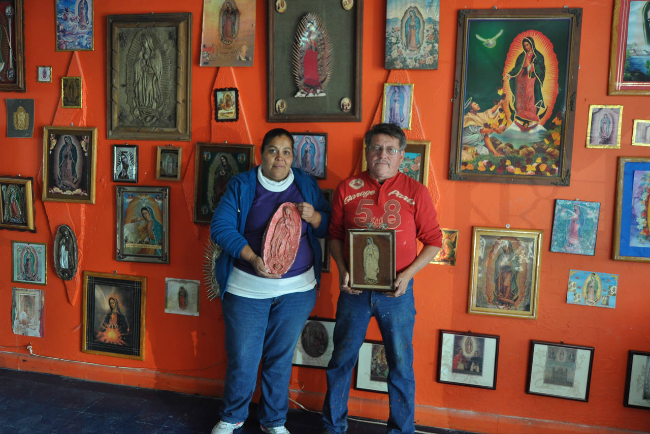 Tradición. Doña Ruth y don Gerardo, junto a parte de sus imágenes de la Virgen de Guadalupe. (GUADALUPE MIRANDA) 