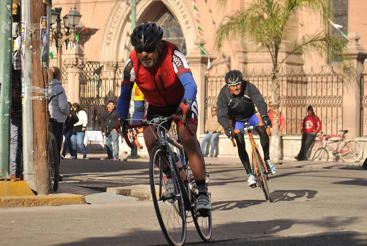 Las céntricas calles de Gómez Palacio se llenaron de ciclistas en una edición más de la tradicional prueba ciclista. (Jesús Galindo López)