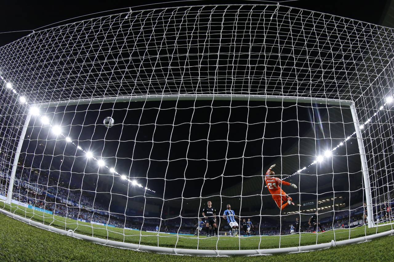 Poco pudo hacer el portero Óscar Pérez ante el disparo de Everton, suficiente para que el equipo brasileño se llevara la victoria ayer. (AP)