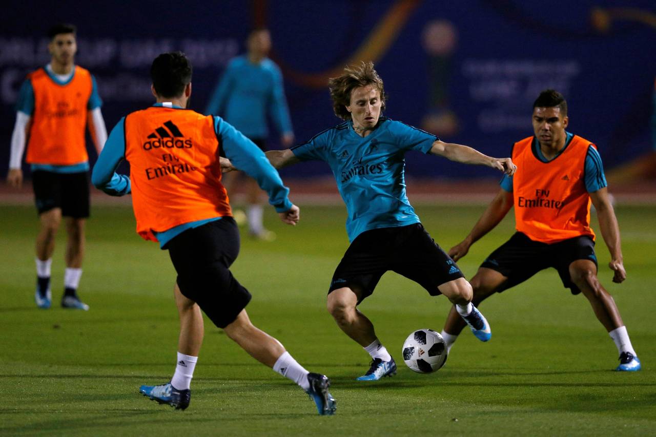 El mediocampista croata Luka Modric (c), controla un balón durante el entrenamiento de la plantilla del Real Madrid antes de encarar su debut en el Mundial de Clubes 2017. El anfitrión Al Jazira, primer obstáculo