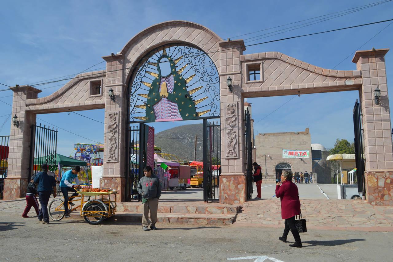 Fiesta de fe. Cada año los habitantes de Ciudad Lerdo acuden a dejar ofrendas y realizar oraciones a la parroquia de Guadalupe. (EL SIGLO DE TORREÓN)