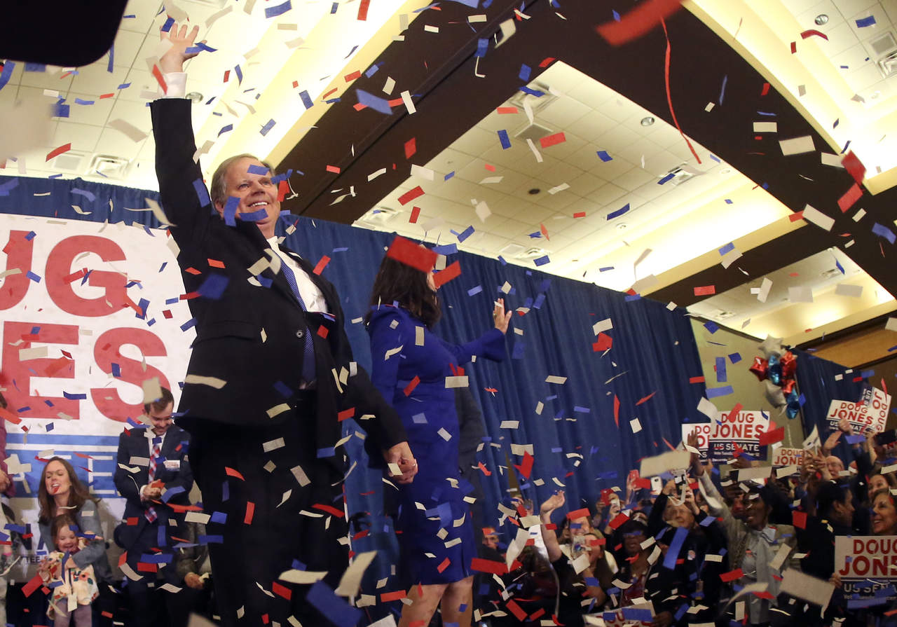 El candidato demócrata al Senado estadunidense Doug Jones obtuvo ayer una sorprendente victoria sobre el republicano Roy Moore en las elecciones de Alabama. (AP)