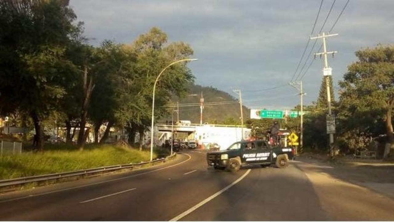 Fueron los automovilistas que circulaban por la zona los que reportaron el hecho a las autoridades, quienes confirmaron el hallazgo en un puente ubicado en calle Jacarandas. (ESPECIAL)