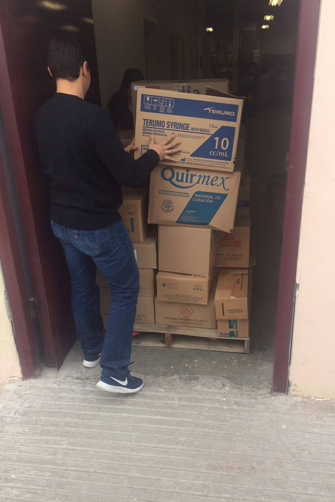 Cargamento. Empleados dicen que no es suficiente el cargamento que llegó ayer al Hospital General de Torreón. Señalan 'crisis'. (EL SIGLO DE TORREÓN)