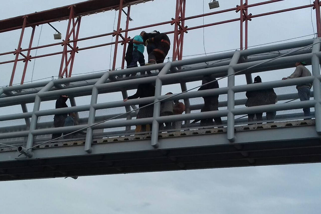 Rescate. Personal de la Pronnif y elementos del cuerpo de Bomberos rescataron a la menor de la parte alta del puente. (EL SIGLO DE TORREÓN)