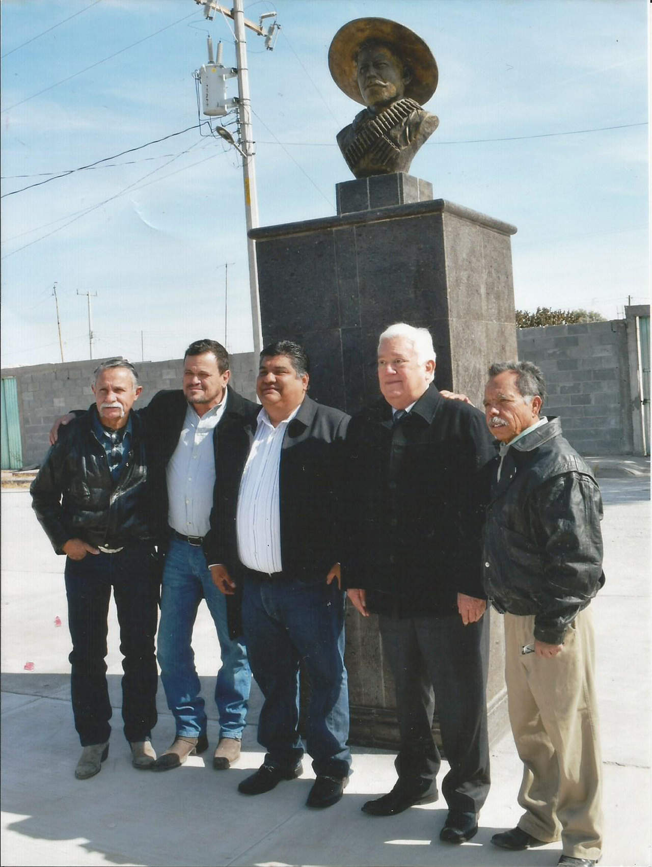 Asistieron el presidente municipal Marcelo Quirino, funcionarios municipales, el cronista Manuel Lastra y el historiador doctor Jesús G. Sotomayor Garza. (CORTESÍA)