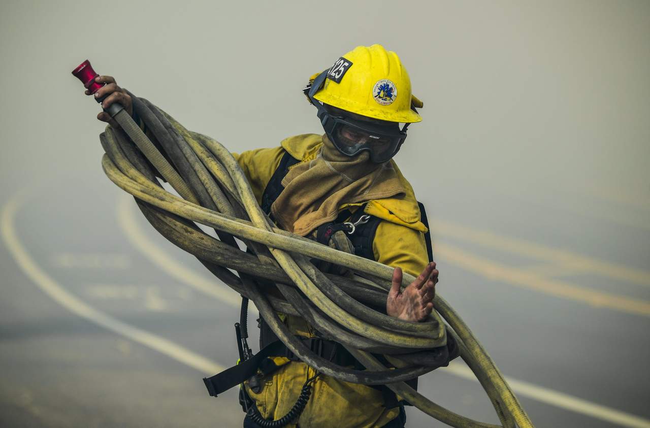 Probablemente 'hay sustancias químicas en el ambiente de trabajo que, cuando los bomberos entran en contacto con ellas, aumenta el riesgo de que desarrollen específicos cánceres de piel'. (ARCHIVO)