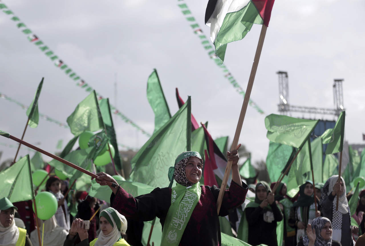 Miles de hombres, mujeres y niños palestinos se reunieron este jueves en la plaza al-Katiba de la ciudad de Gaza, para celebrar el aniversario de Hamas. (AP)