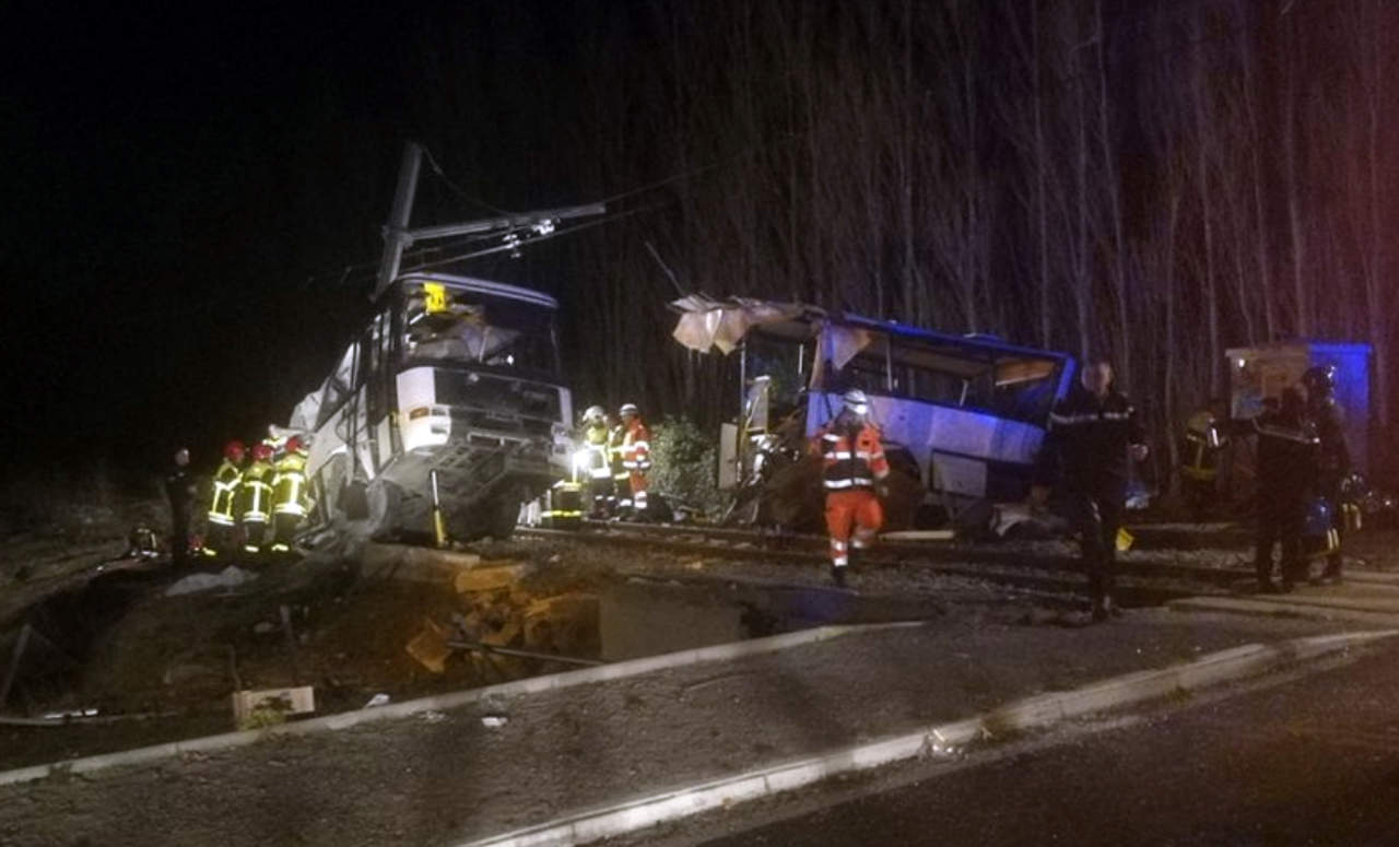 El accidente se produjo en el cruce de una ruta con las vías en la aldea de Millas, 15 kilómetros al oeste de Perpignan, cerca de la frontera con España. (AP)