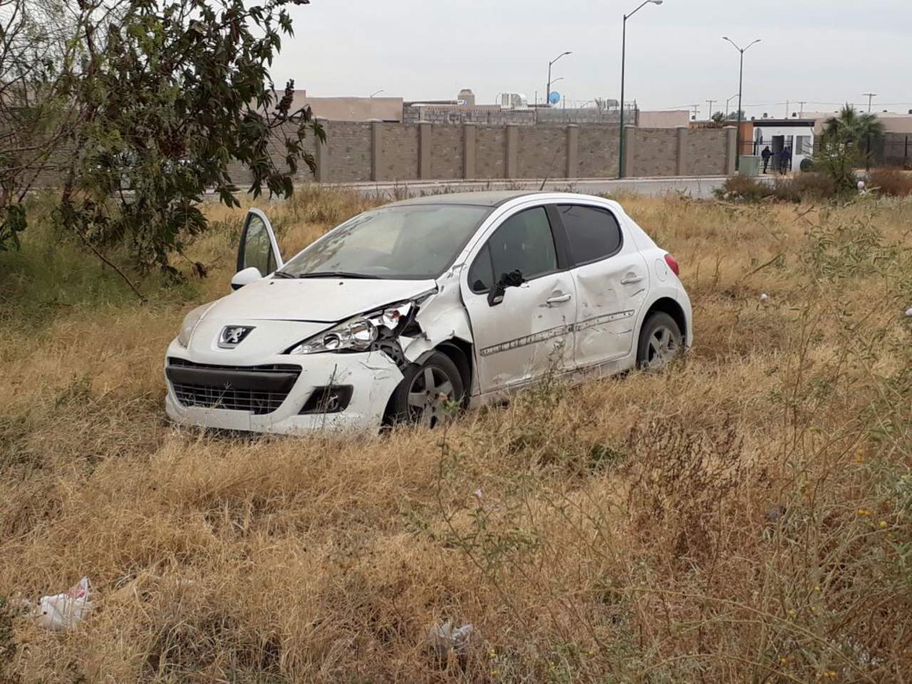 El otro vehículo involucrado en el accidente fue un sedán de la marca Peugeot de color blanco, el cual era tripulado por una persona del sexo femenino. (EL SIGLO DE TORREÓN) 