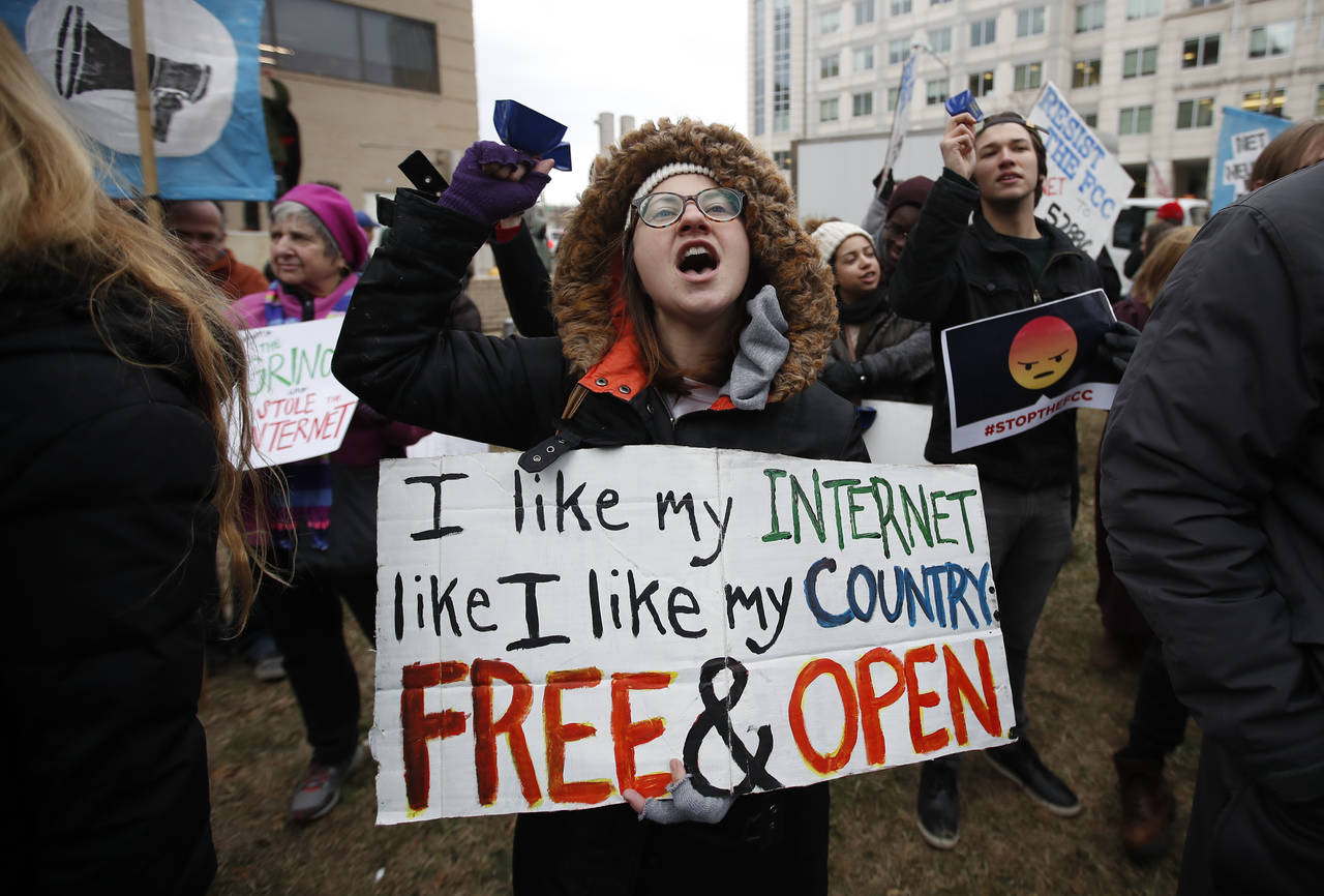 Protestan. Se registraron protestas cerca de la FCC por su decisión de suprimir la neutralidad en internet. (AP)