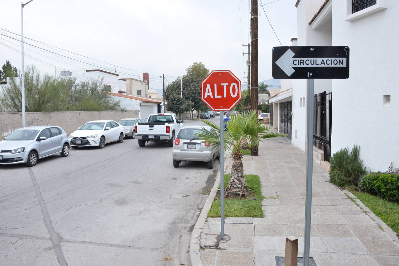 Aprobado.- Vecinos de la calle Orquídeas en la colonia Torreón Jardín recibieron la aprobación para el cierre de esa vialidad con una reja de acceso controlado y puertas para el paso peatonal. (EL SIGLO DE TORREÓN/FERNANDO COMPEÁN)