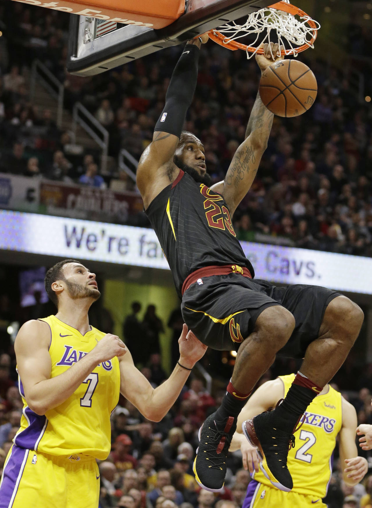 LeBron James tuvo una noche espectacular ante los Lakers. (AP)