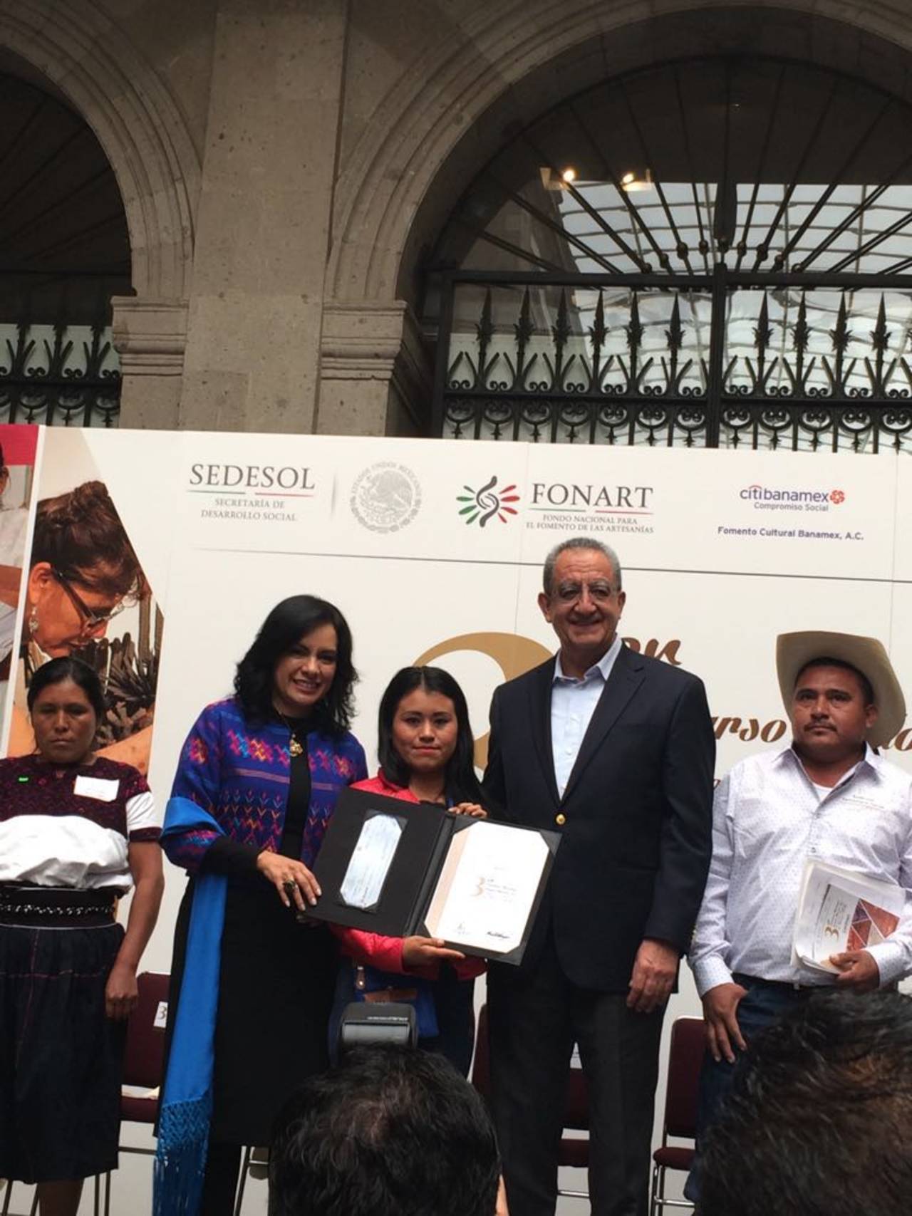 Ganadora. Bertha Miranda García recibe el Galardón Nacional de Artesanía por su tradicional caja de madera.