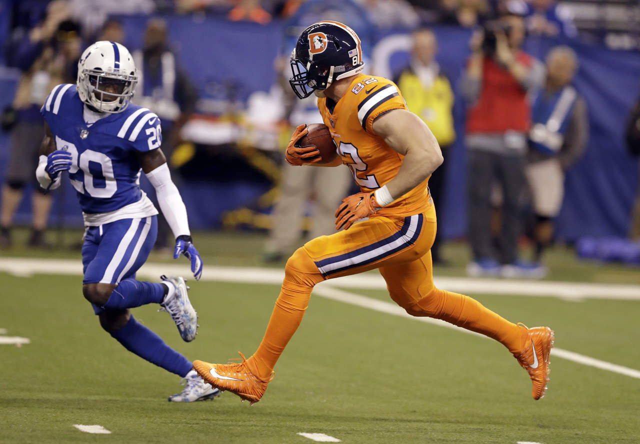 El ala cerrada de los Broncos de Denver Jeff Heuerman logró un pase de 54 yardas para touchdown anoche. (AP)