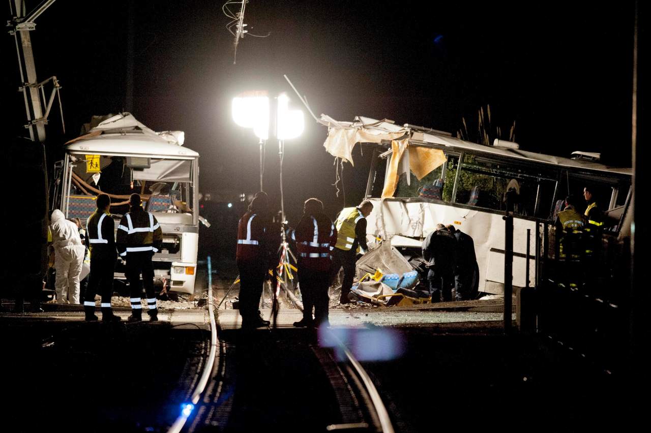 Dos niñas de 11 años de edad murieron en las últimas horas como consecuencia de las heridas que sufrieron durante la colisión entre un tren regional y un camión de transporte escolar. (EFE)