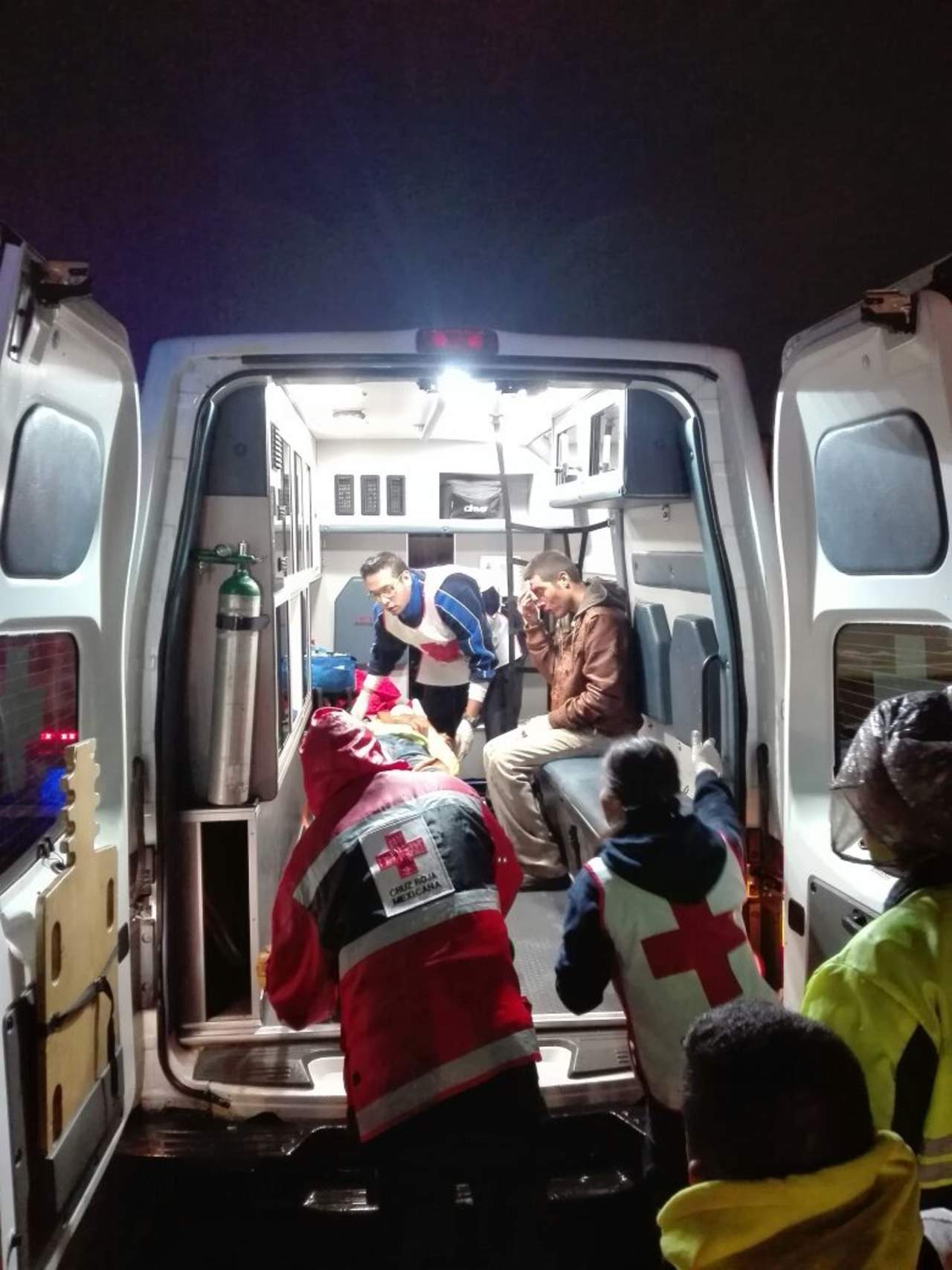 Entregaron a ambos a los paramédicos de la Cruz Roja, quienes los recibieron en estado inconsciente y con múltiples lesiones graves, en diferentes partes del cuerpo. (EL SIGLO DE TORREÓN)