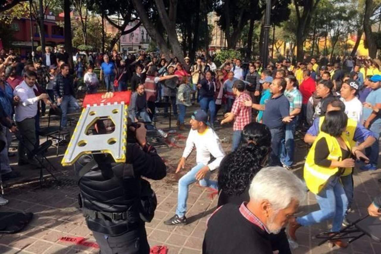 En el centro de Coyoacán se desató una trifulca entre morenistas y perredistas porque en el parque se realizaba un concierto cuando llegó la logística del mitin de López Obrador. (ESPECIAL)