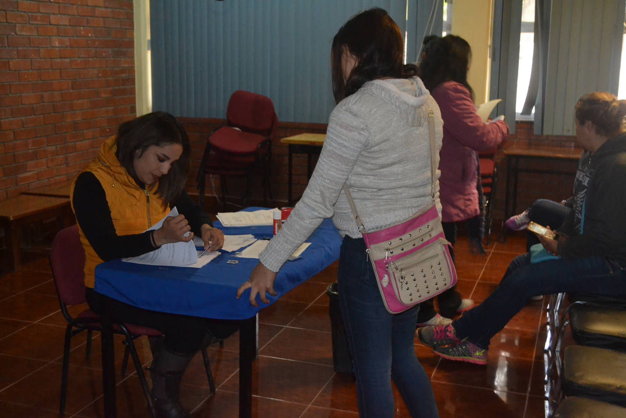 Apoyo. Las jóvenes beneficiadas con la beca Promajoven acudieron ayer a la escuela secundaria No. 77 de la ciudad de Torreón. (ANGÉLICA SANDOVAL)