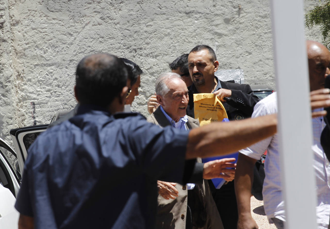 El expresidente de la Conmebol, Eugenio Figueredo, sale del tribunal tras ser imputado por fraude.