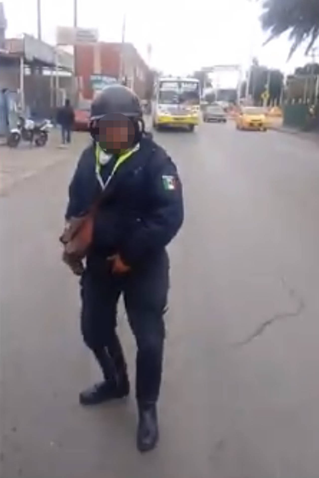 Video. Un agente de Tránsito de Torreón fue captado mientras hacia señas obscenas. (EL SIGLO DE TORREÓN)