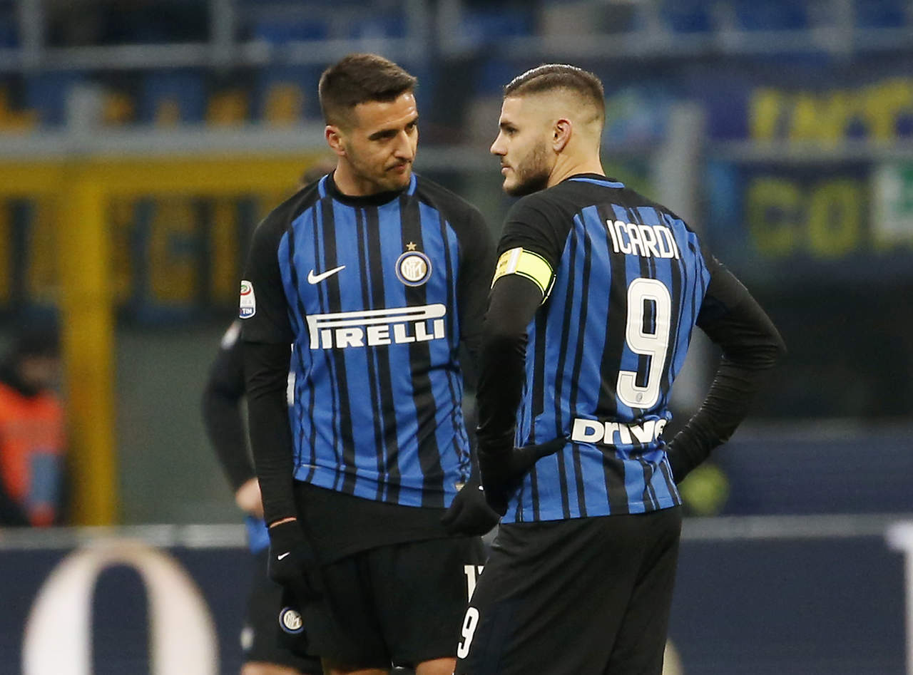 Inter se quedó con 40 puntos y bajó al segundo lugar en la Serie A. (AP)