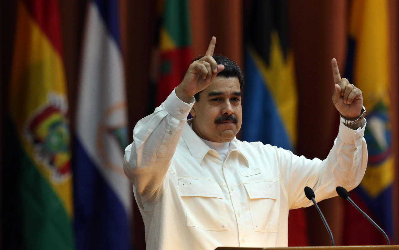 'En el mundo la derecha sale a pedir sanciones contra el país, ahí está Julio Borges, se fue díez días del país a pedir sanciones en Europa y Estados Unidos contra el petróleo, contra PDVSA', dijo Maduro en transmisión por el canal estatal VTV. (ARCHIVO)