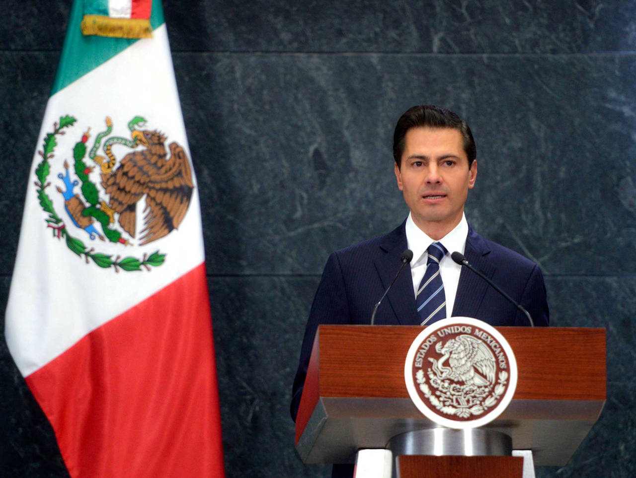 Apuesta. Enrique Peña Nieto adelantó que es seguro, el costo de los combustibles no tendrá cambios abruptos en ningún momento durante 2018.