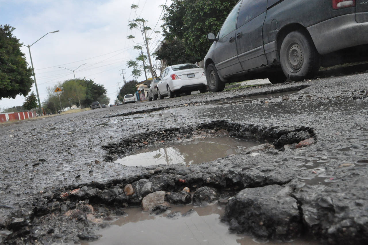 
Por lluvias. En la calle Rumorosa y Allende, de la colonia Las Torres, surgieron muchos hoyos debido a las lluvias que se registraron recientemente.