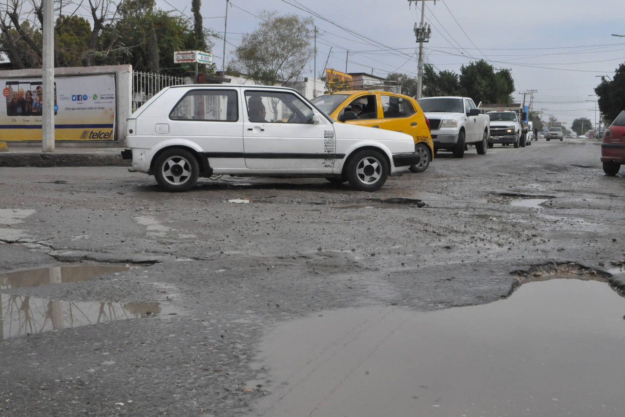 Mención especial. Los vecinos de la calzada Saltillo 400 y Bravo, en la colonia Nuevo Torreón, aseguran que esta zona es la peor, en cuanto a pavimentación, y que se agrava con las lluvias.