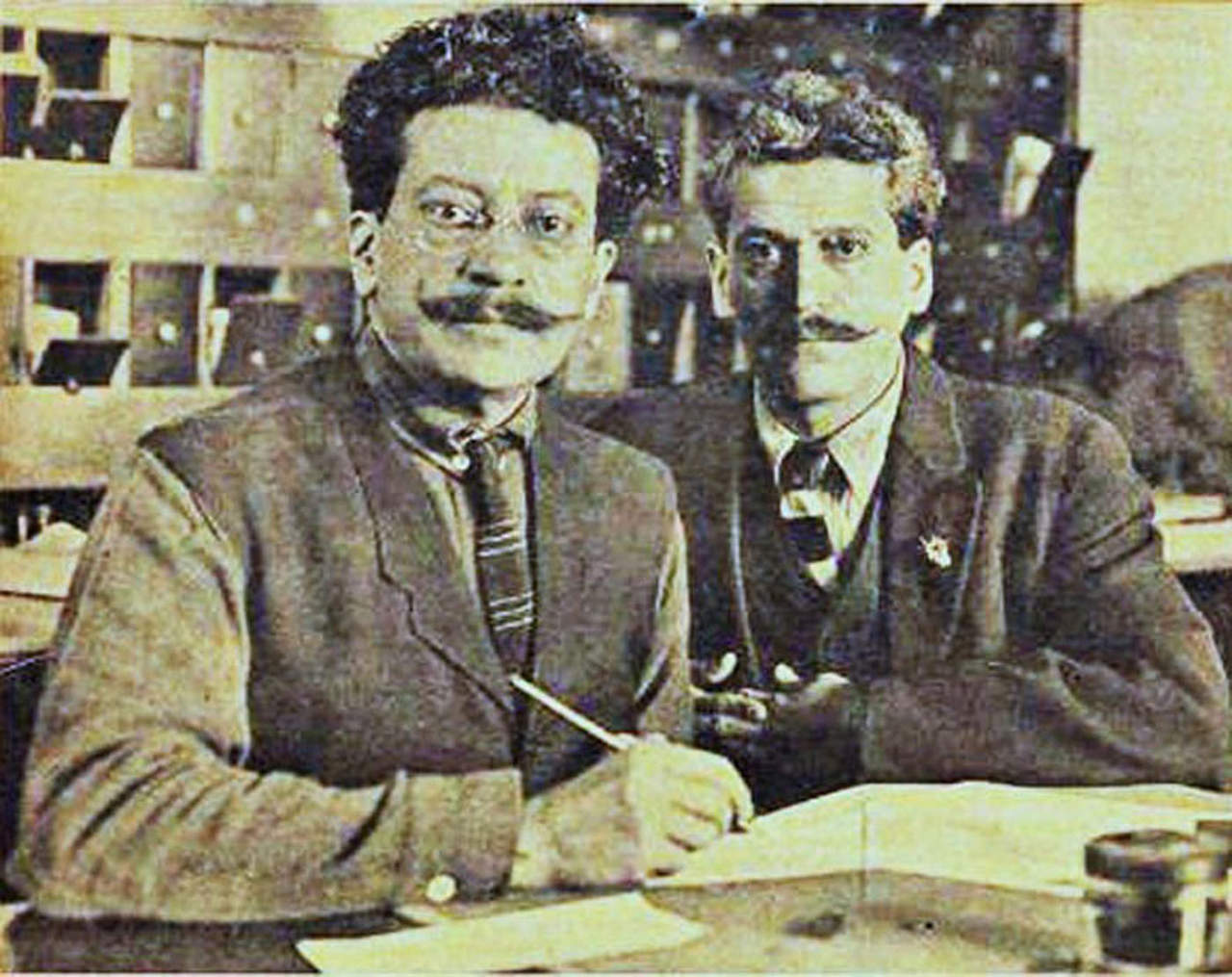 Ricardo y Enrique Flores Magón en la oficina de Regeneración, Los Ángeles, California (www.archivomagón.net).
