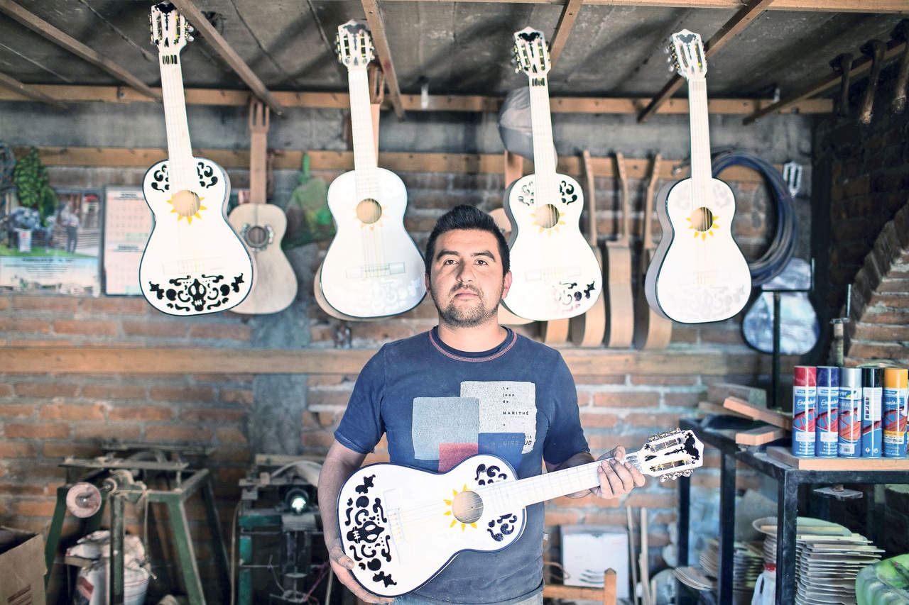 En Paracho producen la guitarra de Coco.  (EL UNIVERSAL) 