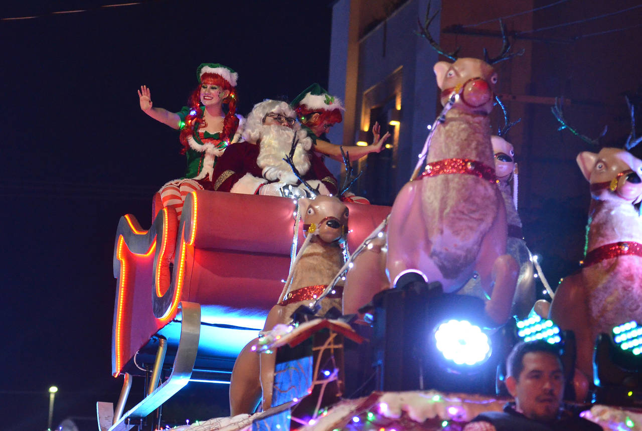 Santa Claus recorrió la ciudad durante el desfile navideño. (EL SIGLO DE TORREÓN/FERNANDO COMPEÁN)