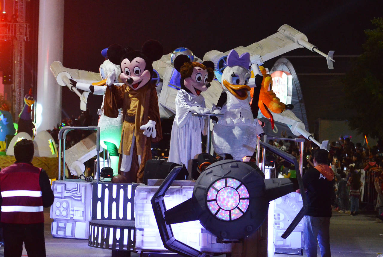 Mickey y sus amigos se disfrazaron como los personajes de Star Wars.(EL SIGLO DE TORREÓN/FERNANDO COMPEÁN)