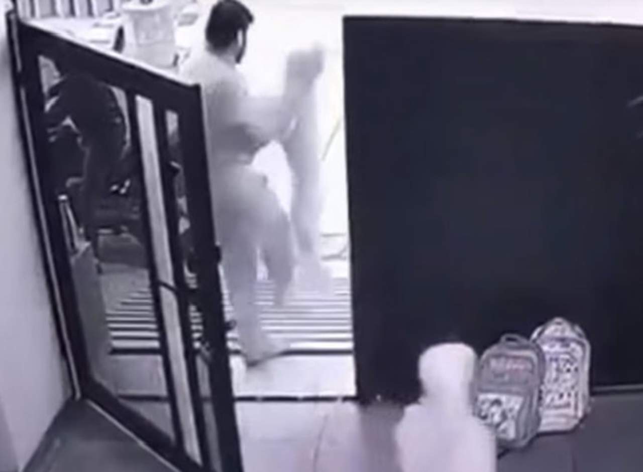 Captan en video el secuestro de un niño a la entrada de su casa