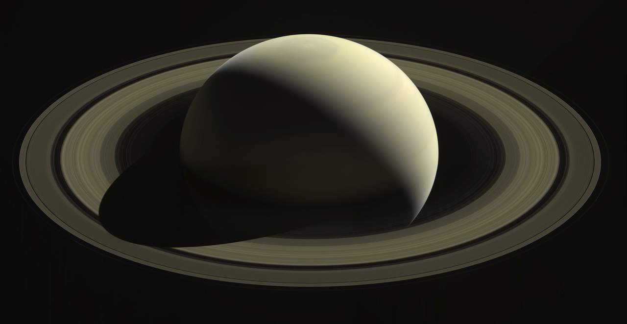 Si las teorías que relacionan la masa con la edad son correctas, es una clara indicación de que los anillos no se formaron junto con Saturno. (ARCHIVO)